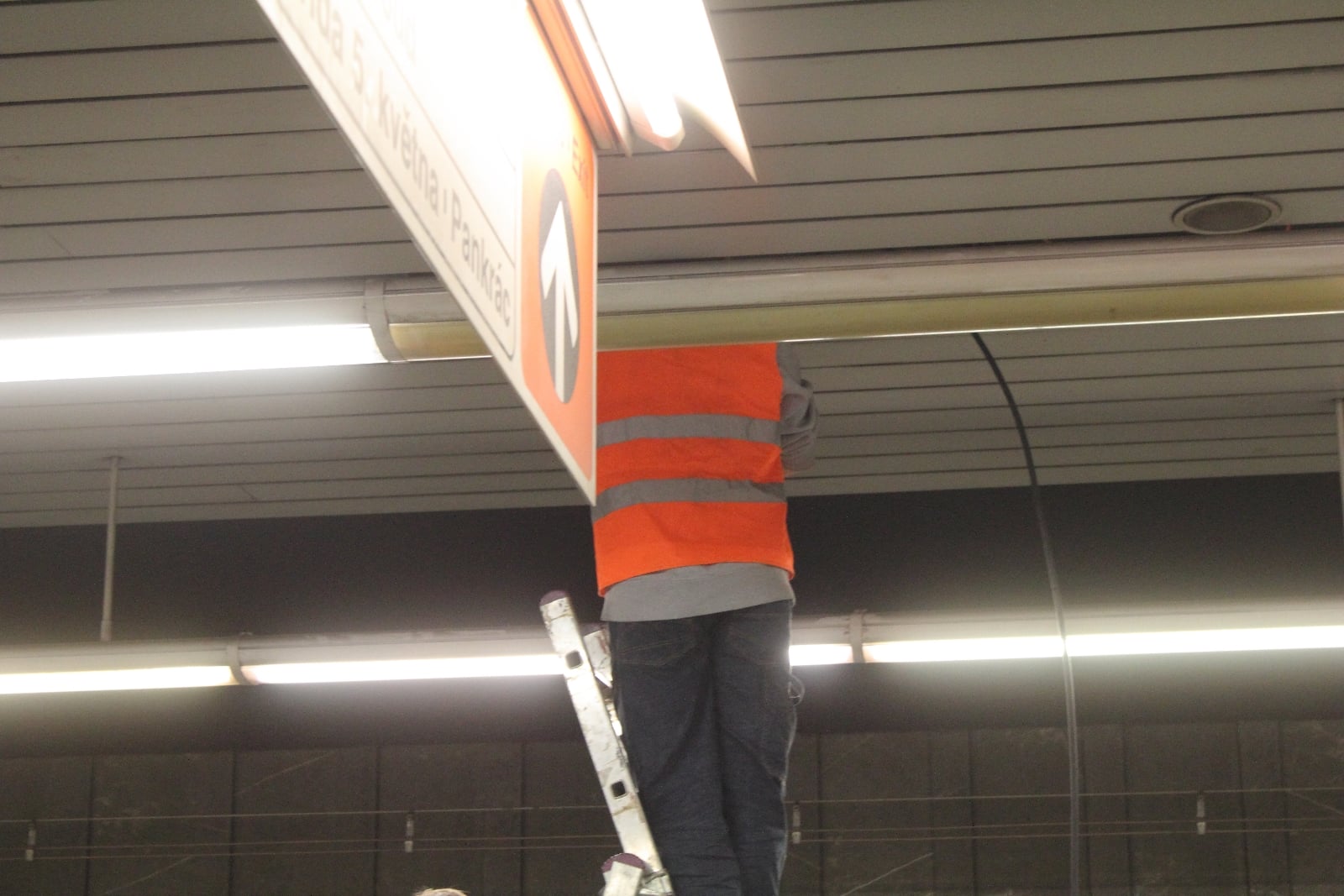 A jsme zpět v přítomnosti. Při naší návštěvě ve stanici Pražského povstání právě probíhalo kontrolní měření interferencí ve stanici.