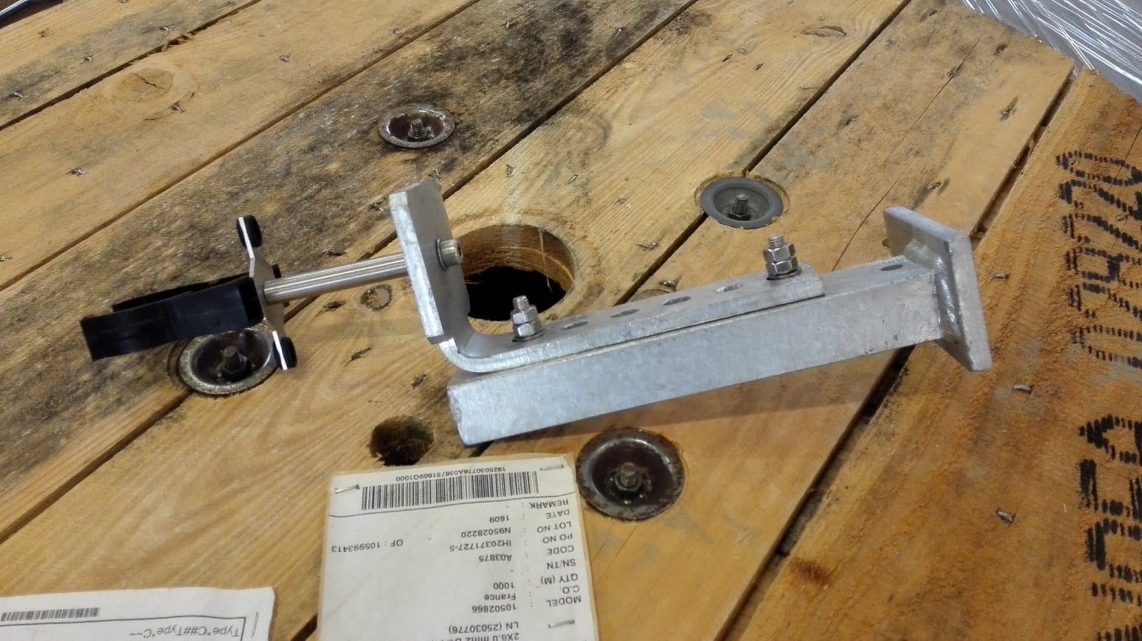 Vyzařovací kabel má na sobě „výstupky“, které přesně zapadají do plastové úchytky. Zajišťuje se tak mimo jiné to, aby byl kabel správně nasměrován štěrbinou směrem do tunelu. Plastová úchytka je připevněna na kovové držáky, které se musí navrtat do stěn tunelů.