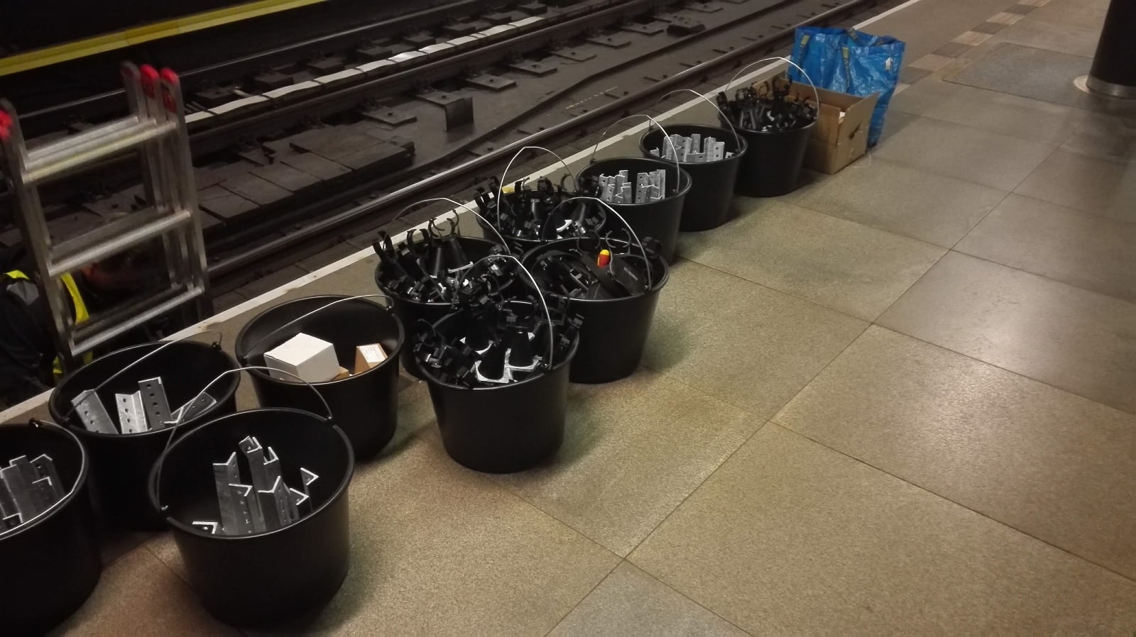 V tunelech a stanicích se může pracovat jen asi tři hodiny denně, v noční pauze mezi půl jednou a půl čtvrtou.