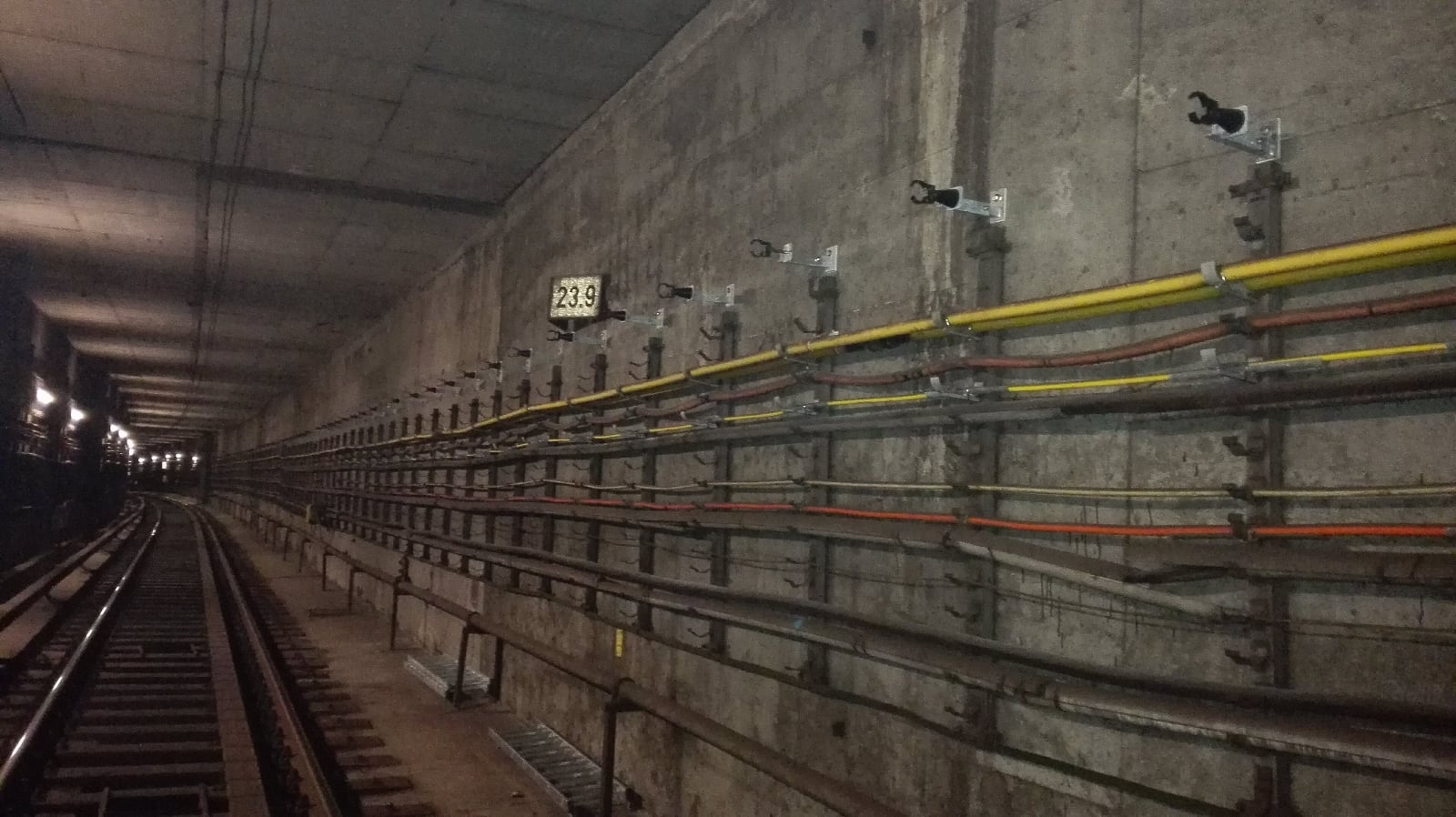 Popsali jsme si, jak technologie operátorů v metru aktuálně vypadá, teď se vydejme do nedávné minulosti a podívejme se, jak probíhala její instalace a jak se v tunelech v nočních pauzách tahají stovky metrů vyzařovacích kabelů. Autorem následujících snímků je Martin Štrébl z T-Mobilu.