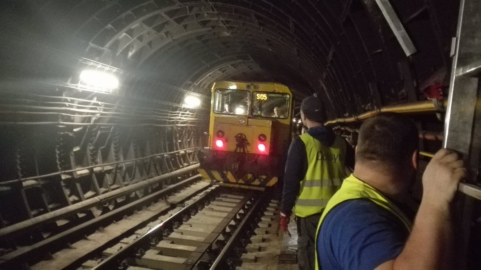 Přímo do kolejiště technici mohou vstoupit samozřejmě jen při vypnuté troleji.