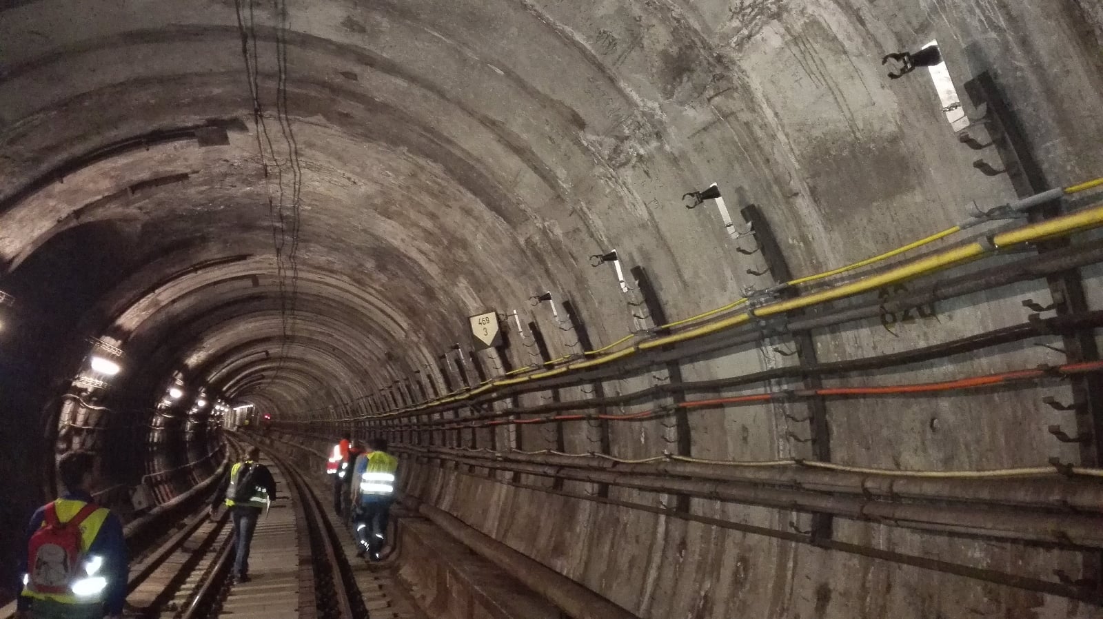 Panují tu přísná bezpečnostní opatření. Každý, kdo vstupuje do tunelu, se musí zapsat a později zase odhlásit u dispečera.