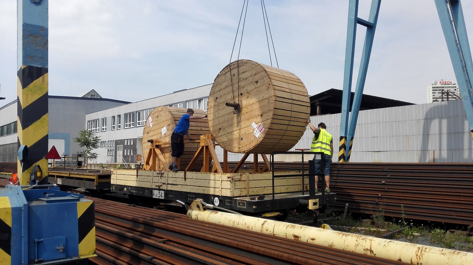 Když jsou nainstalovány háčky a držáky, přijde na řadu kabel. Bubny s vyzařovacím kabelem se nejprve naloží na speciální montážní vlak.