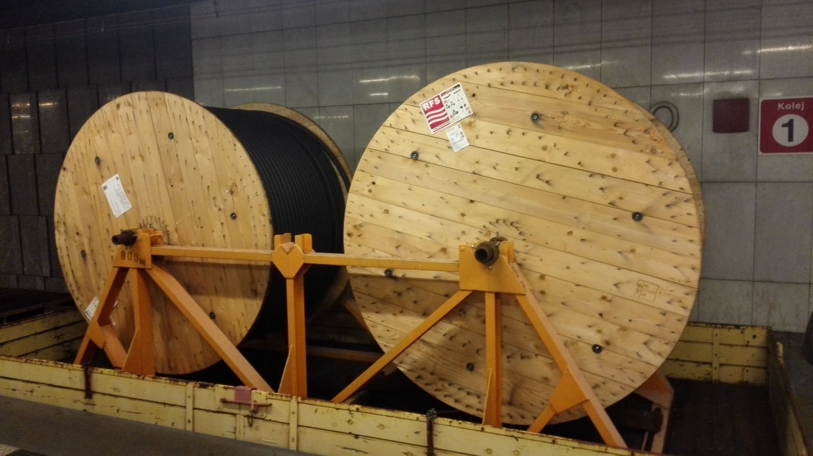 Jedna role obsahuje 550 metrů kabelu.