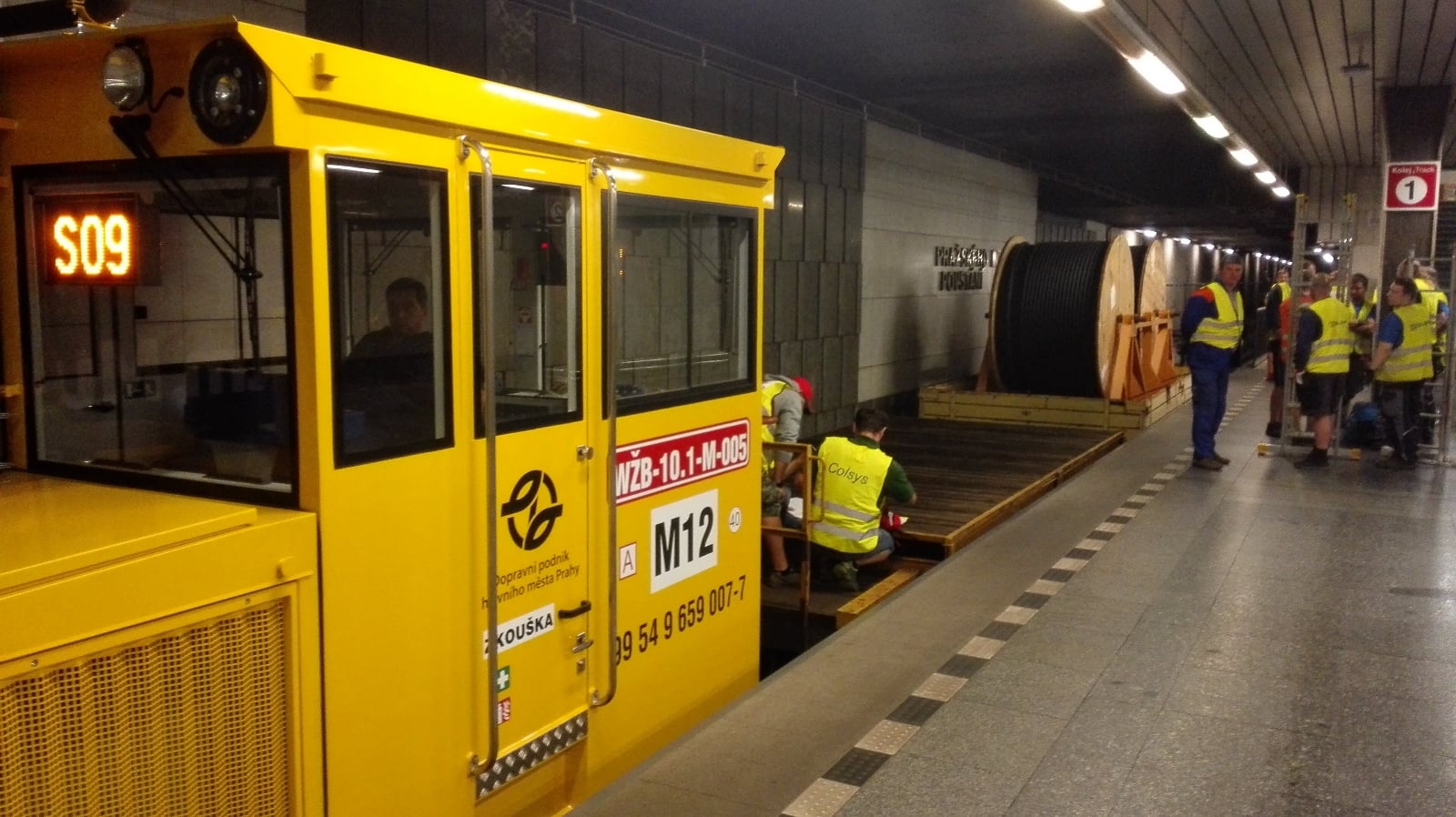 Tohle je tzv. MUV – motorové univerzální vozidlo. V metru se používá na všechny možné servisní práce.