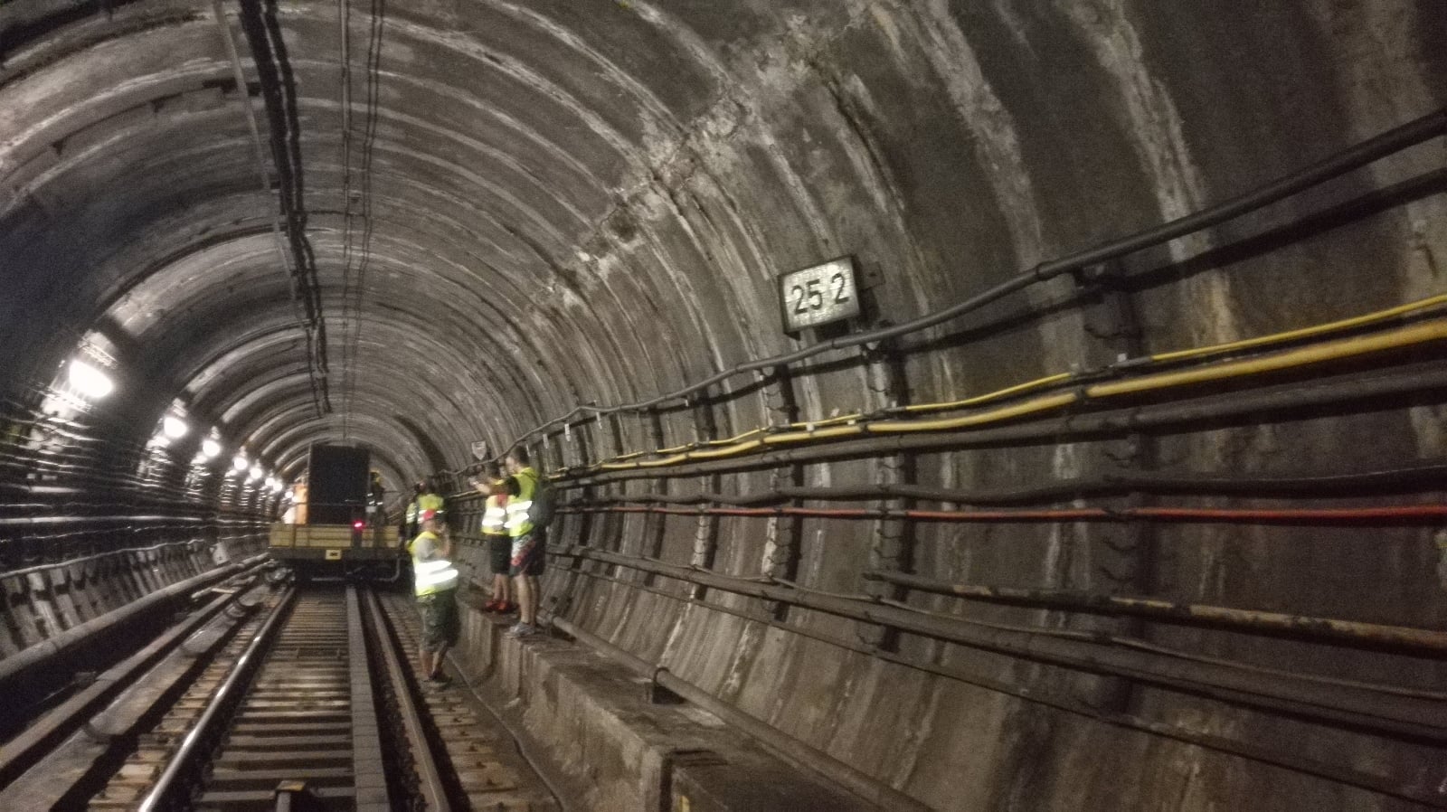 Kabely pro operátory instalovaly tři dodavatelské firmy. „Každá to dělá trochu jinak,“ popisuje Martin Štrébl. Jedna firma podle něj nejdřív celý kabel položila na háčky a pak jej zacvakávala do plastových úchytek, jiná jej do úchytek zacvakávala rovnou z vlaku.