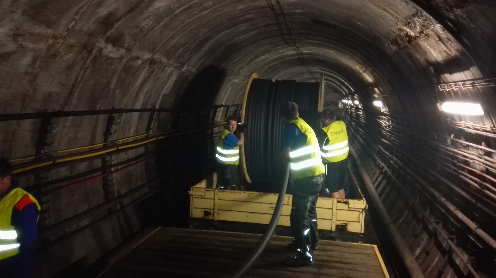 Na osm stanic a tunelů bylo potřeba asi 11,5 km vyzařovacího kabelu a další stovky metrů klasického anténního kabelu.