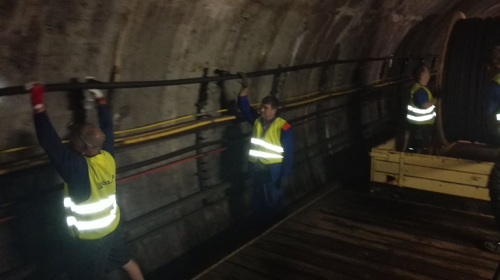 „Máme vyzkoušeno, že se dají za jednu noc natáhnout dva bubny, čili 1100 metrů vyzařovacího kabelu. Ale je to fofr,“ usmívá se Štrébl.