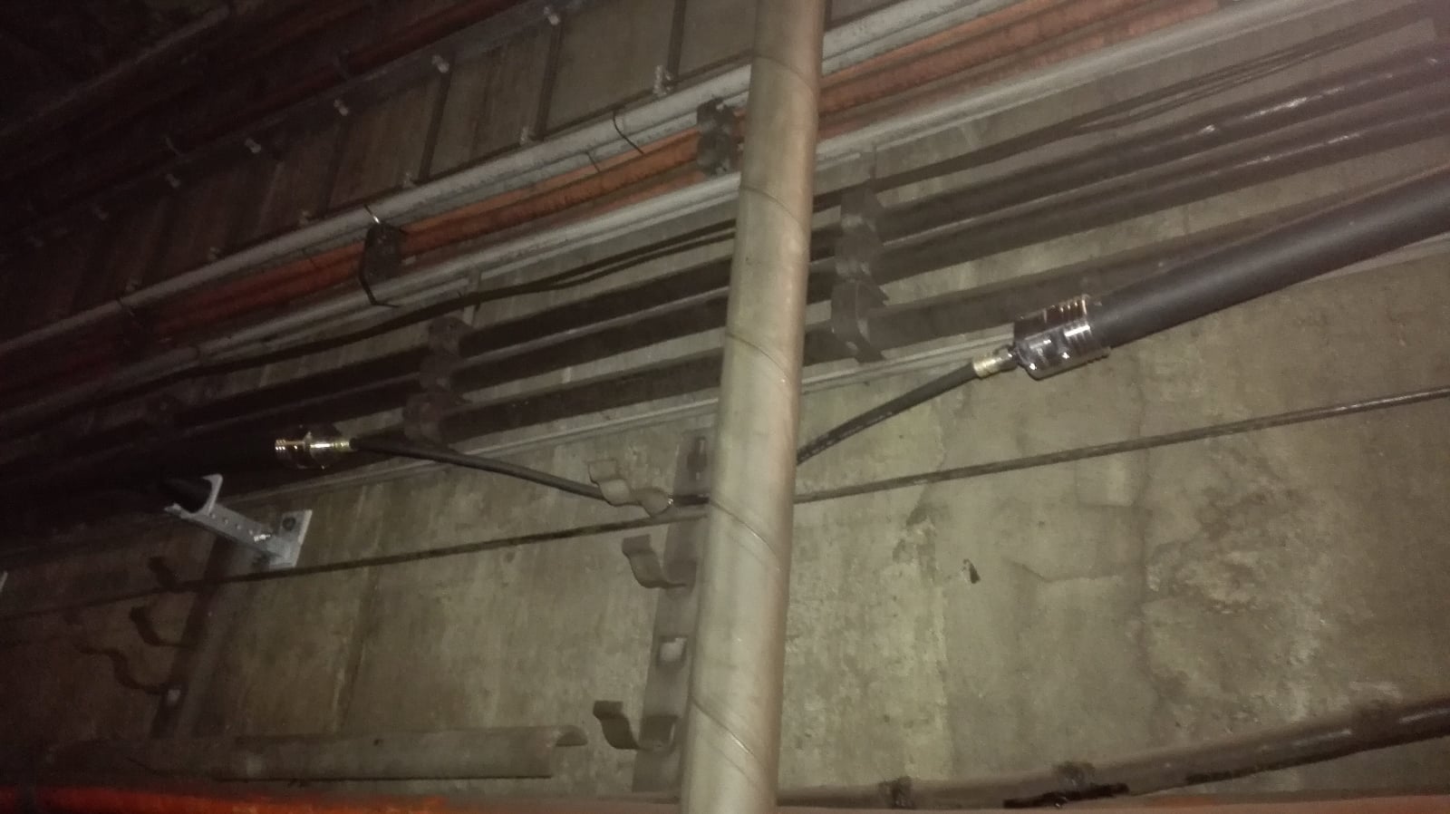 Z hlediska intermodulací mezi jednotlivými pásmy představují největší problém v tunelech návěstidla, ocelové konstrukce a hektometrovníky, které jsou v tunelu umístěny po sto metrech a ukazují vzdálenost. V tunelech se pak signál různě odráží, proto se po instalaci proměřuje a ladí. Když je problém, tak se buď sníží výkon, nebo se případná překážka přemostí klasickým stíněným kabelem.