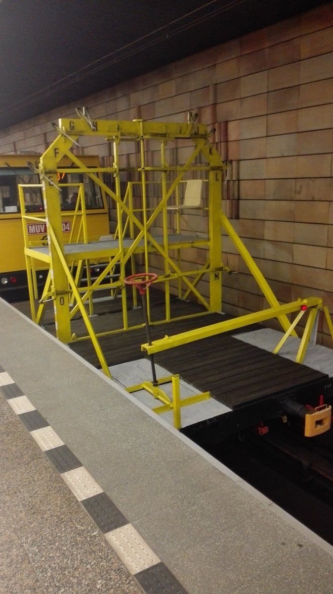 Po instalaci kabelu se provádí řada kontrol. Tohle je například tzv. „šablona“.