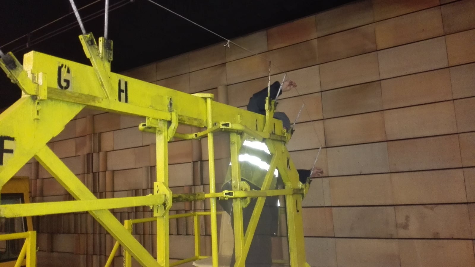 Jde o vlak s konstrukcí, na které je natažena gumička, která odpovídá profilu vlaku metra (samozřejmě s určitou rezervou, která má kompenzovat pohyby a naklánění vlaku při jízdě).