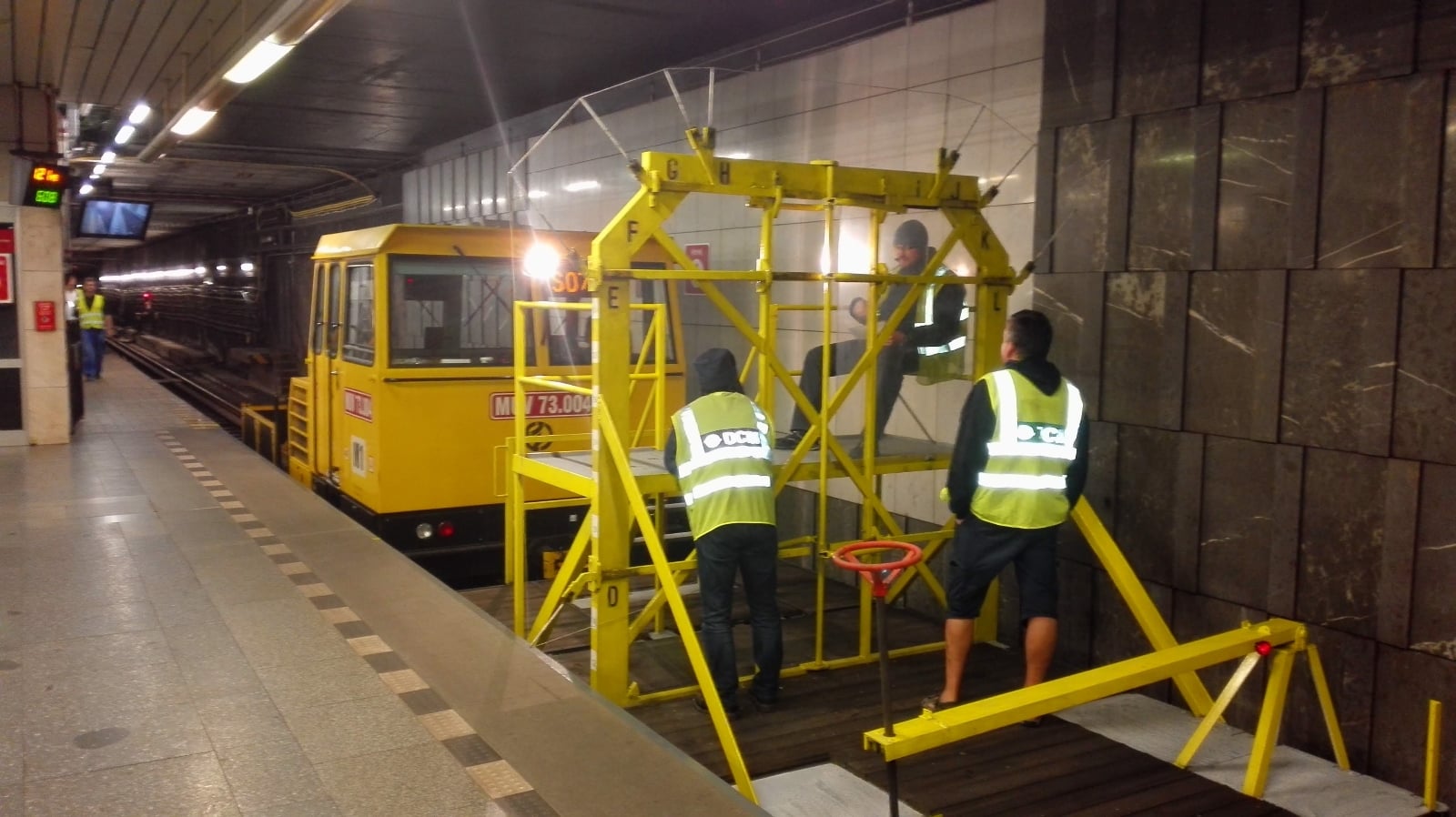 Testovací vlak jede tunelem a zkouší, jestli někde něco nečouhá a nevadí průjezdu.