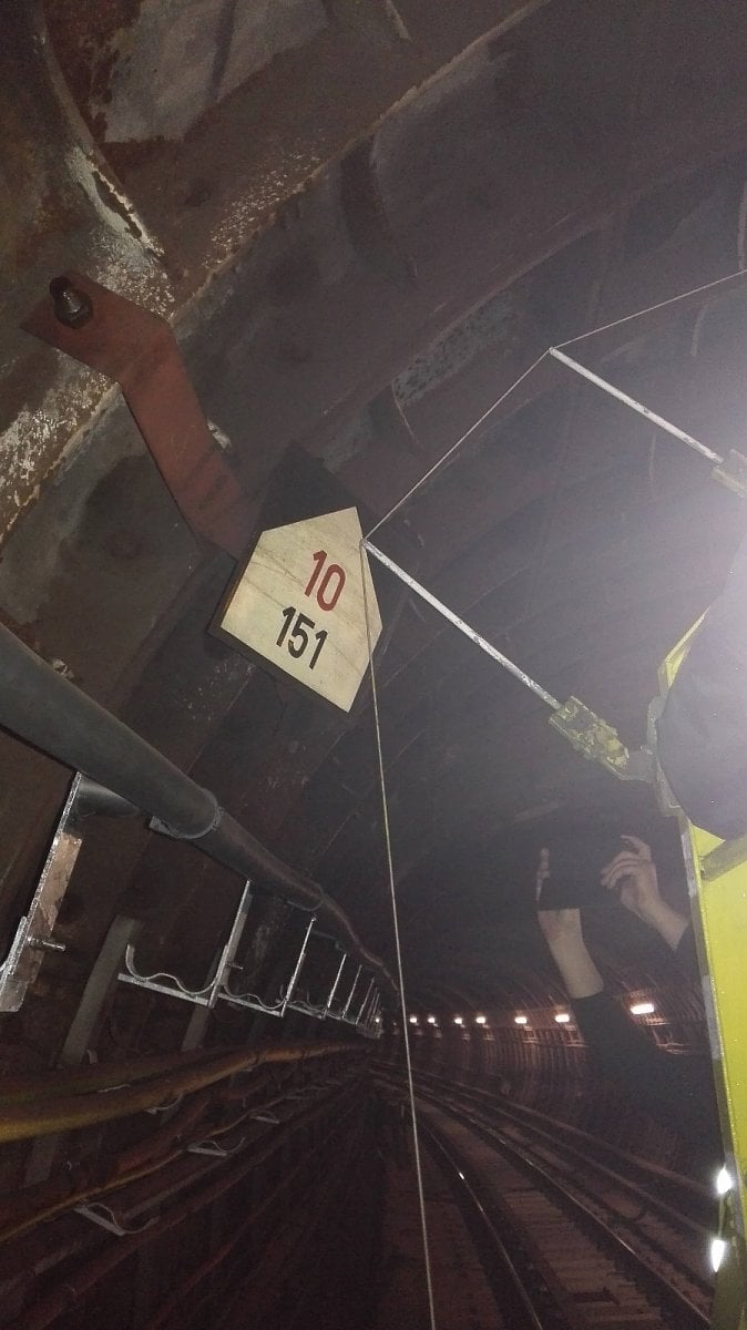 Pokud se někde přijde na problém, musí se instalace předělat. Tunely kontroluje také například návěstní komise, která dohlíží na to, aby byly správně vidět hektometrovníky a návěstidla.