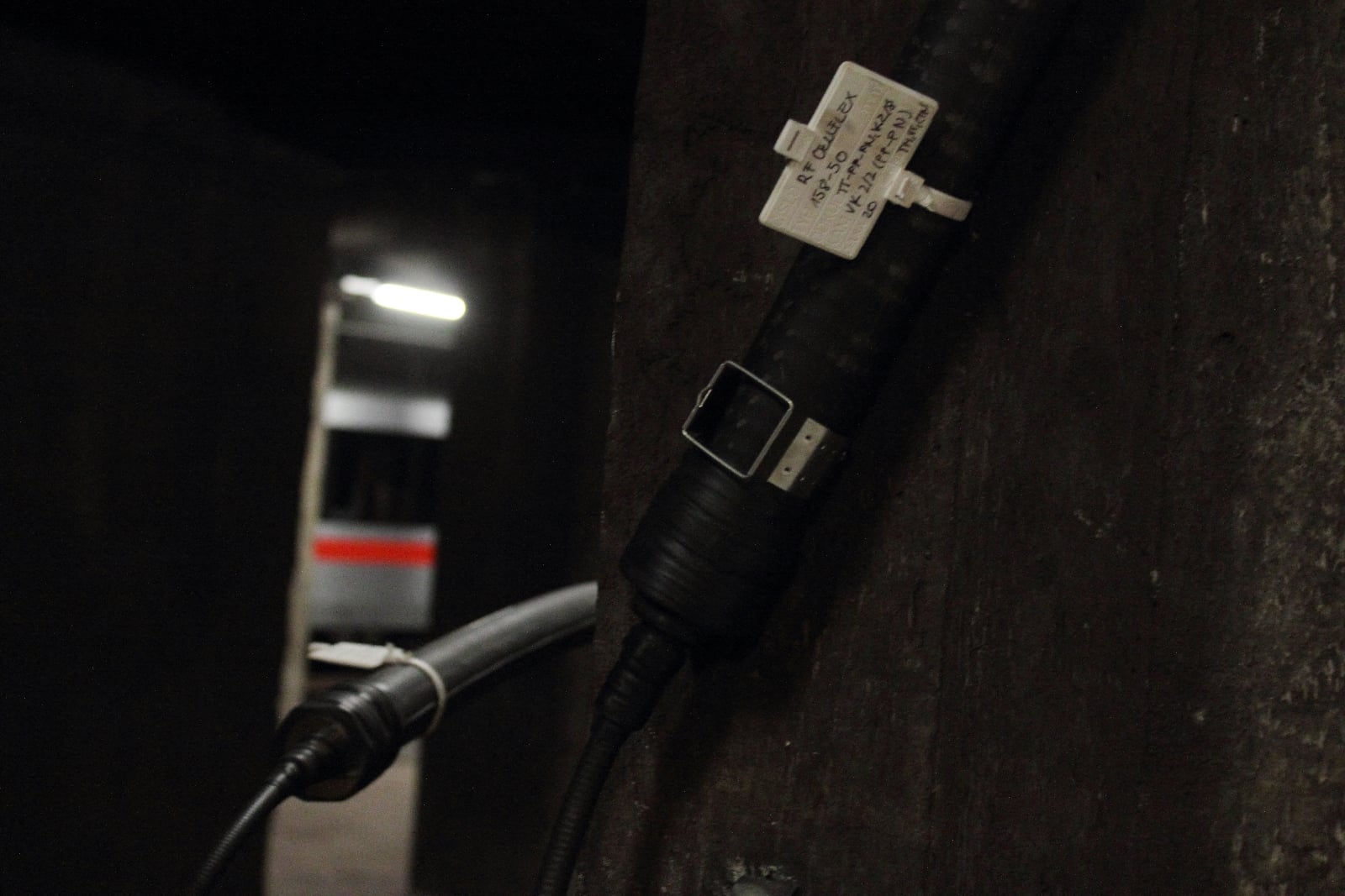 Podmínky v tunelech jsou poměrně přijatelné, kabely se nemusí nijak speciálně izolovat. Ocelové konstrukce ale musí být odizolovány od bludných proudů. Dopravní podnik tunely využívá částečně jako kolektory, po jedné straně tunelů vedou slaboproudé technologie (optické kabely apod.), po druhé silnoproudé.