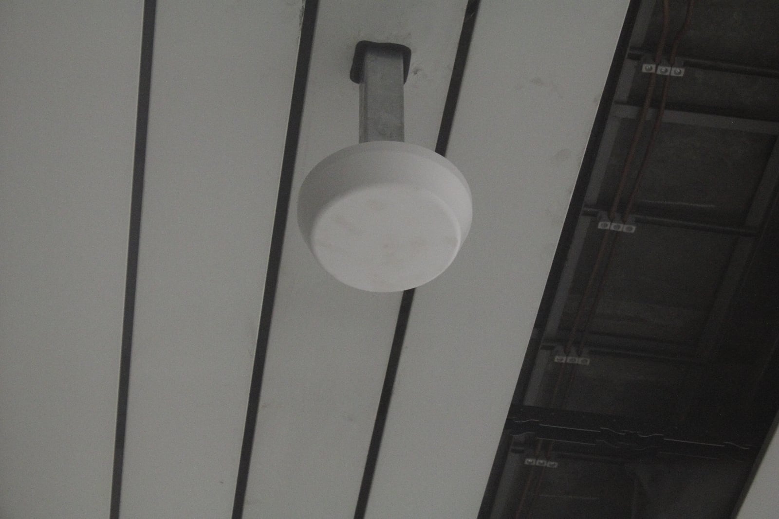 Ve stanicích pak signál vysílají klasické antény umístěné na stropech.