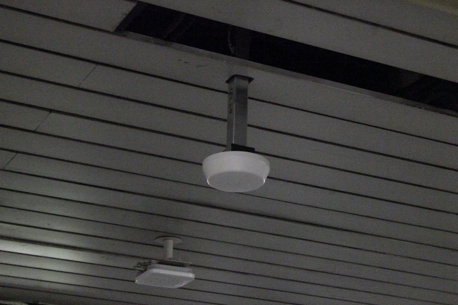 Antény byste si snadno mohli splést s Wi-Fi přístupovými body, které jsou na stropech také umístěny. Antény se ve stanicích nedají instalovat přímo na podhledy, ale jsou na konzolích snížené o asi 30 cm, aby se operátoři vyhnuli interferencím.