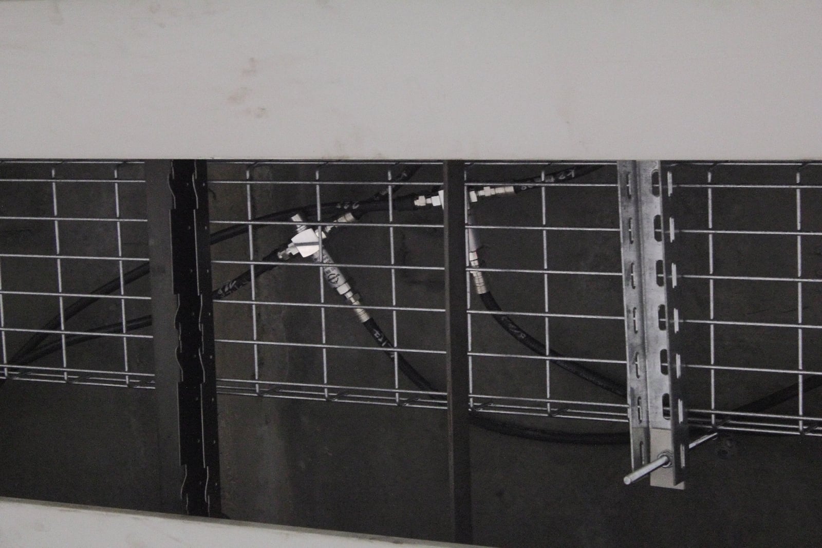 Rozvody jsou pak ukryté v podhledech (při noční instalaci a měření jsou samozřejmě místy odkryté). Ve stanici obvykle bývá šest antén, někde jsou ještě další, které pokrývají přilehlé prostory mimo nástupiště, pokud je to potřeba.