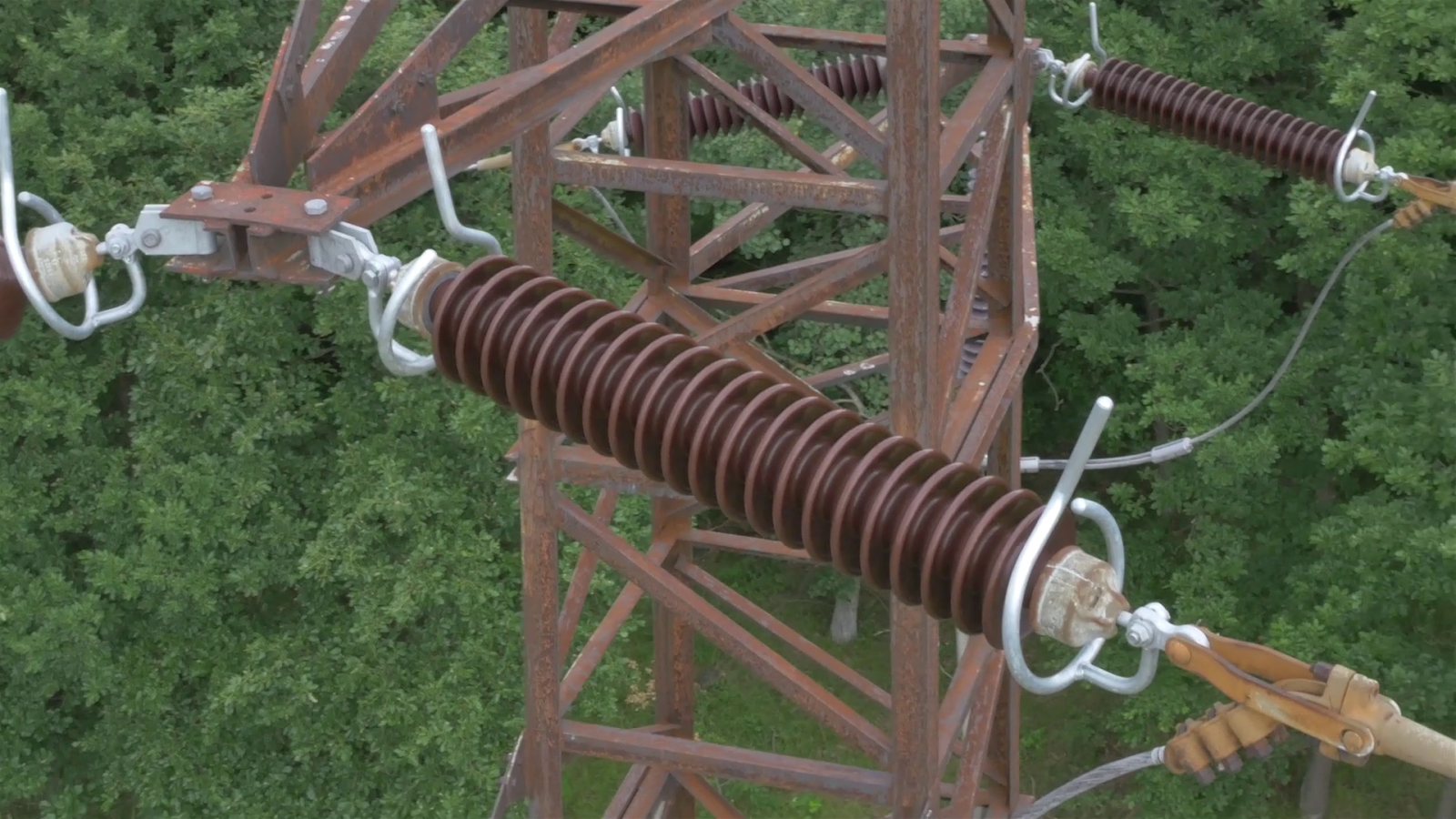 E.ON, UpVision a monitoring elektrických sítí pomocí dronů. Detail na vedení.