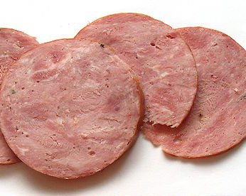 Šunkový točený salám měl nakyslý zápach po kažení a oslizlý, lepkavý povrch. 
Výrobek měl prošlé datum použitelnosti. Místo kontroly: Van Huong Hoang,
Prostějov