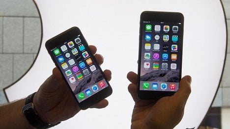 Náhledový obrázek - Prodeje iPhonů se zadrhly. Applu klesly tržby a zisk