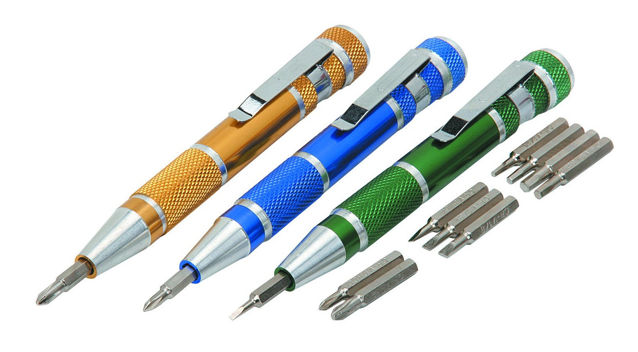 Každý správný geek má u sebe šroubovák. Tyhle jsou velmi praktické, mají rozměry větší propisky a v těle ukrývají několik nástavců pro různé šroubky. Nutnost!