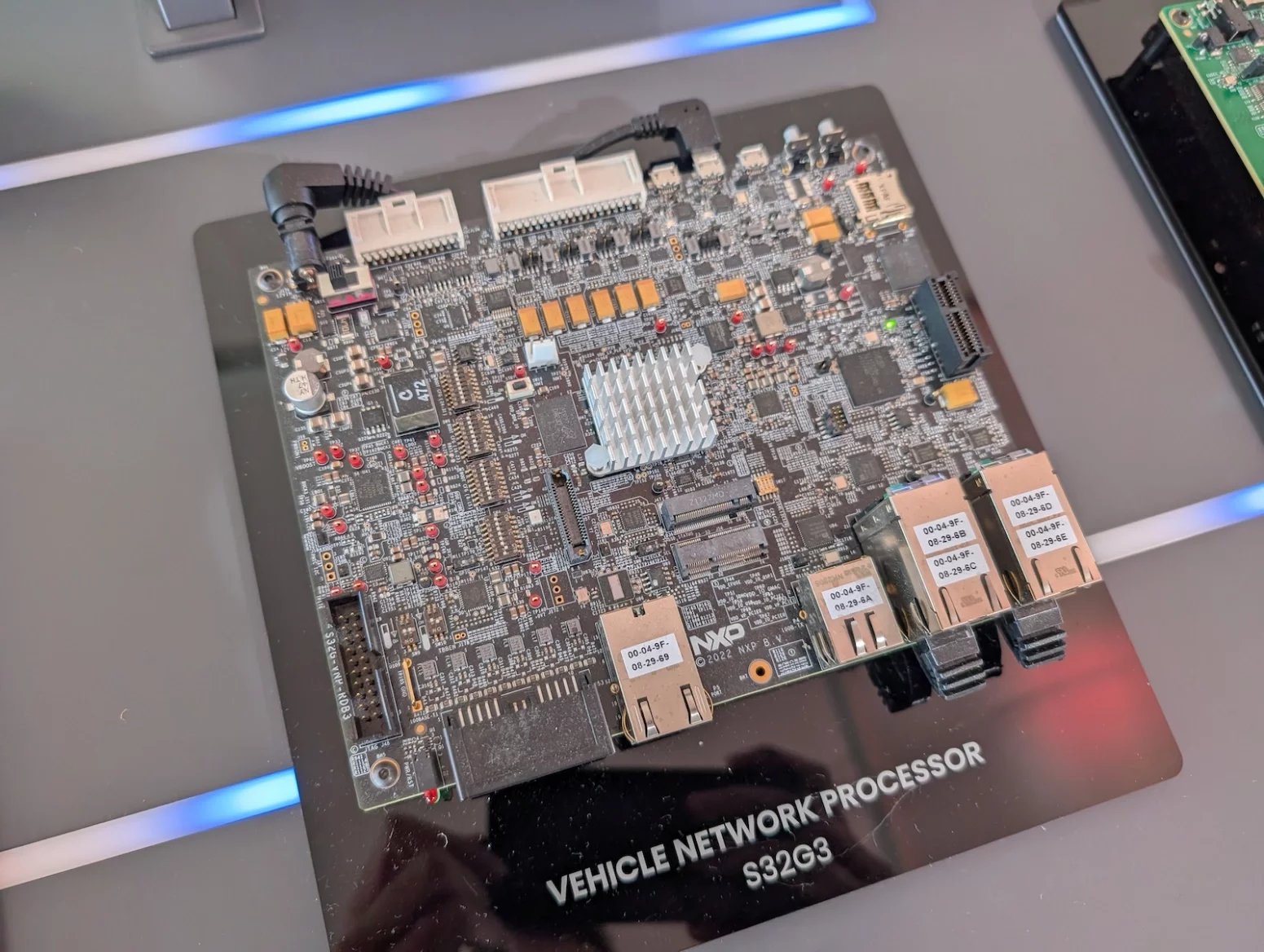 Ukázky čipů vyráběných firmami Infineon, Bosch a NXP