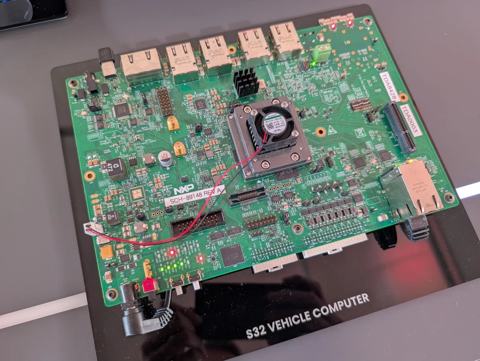 Ukázky čipů vyráběných firmami Infineon, Bosch a NXP