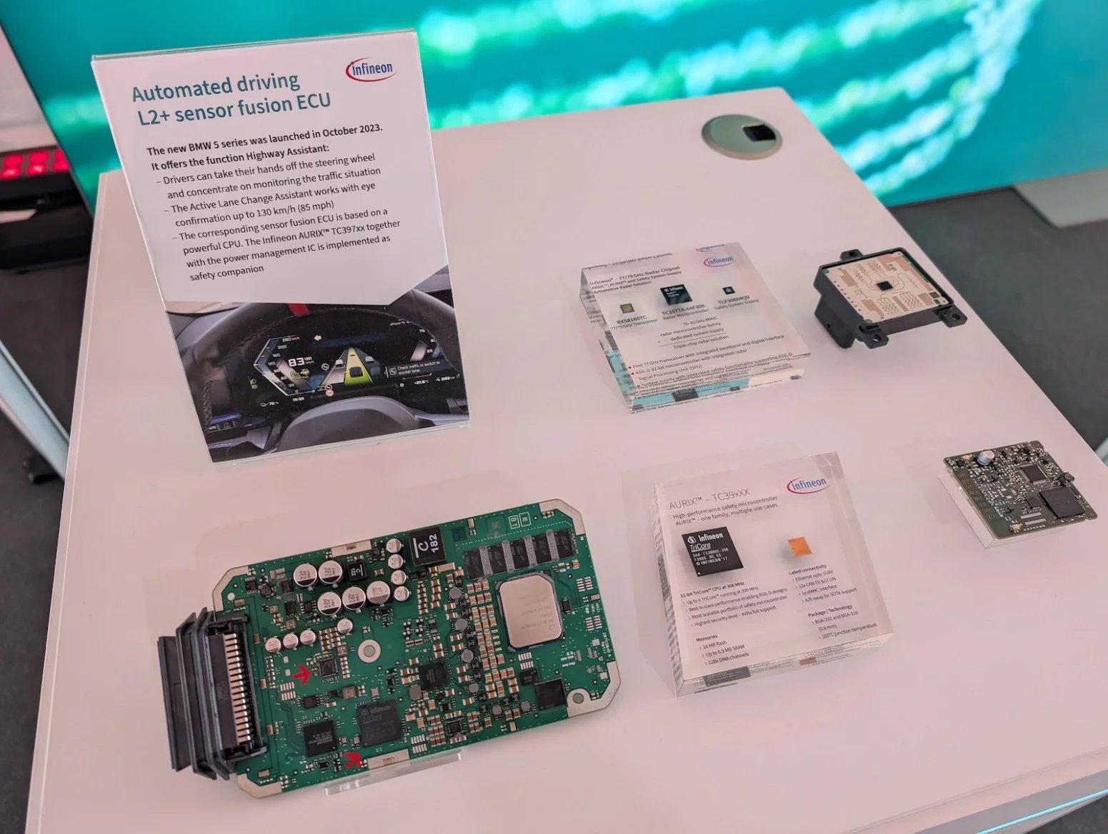 Ukázky čipů vyráběných firmami Infineon, Bosch a NXP