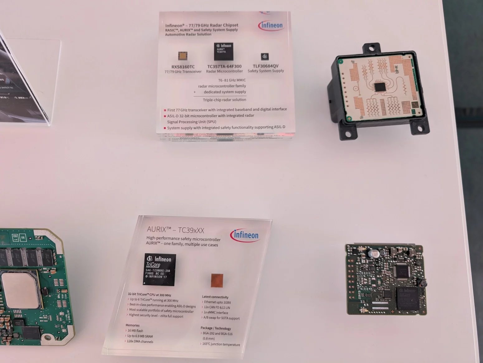 Ukázky čipů vyráběných firmami Infineon, Bosch a NXP