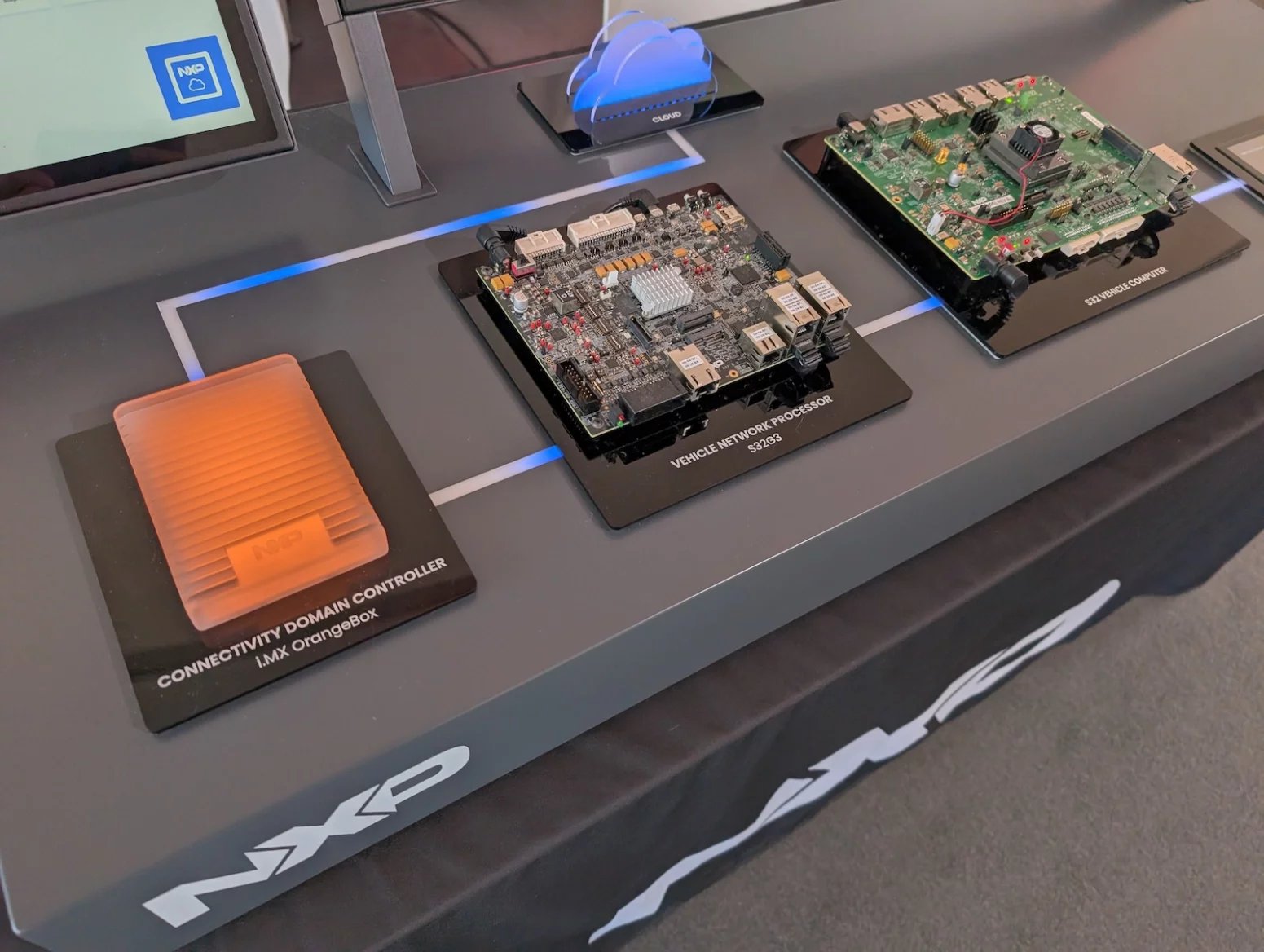 Ukázky čipů vyráběných firmami Infineon, Bosch a NXP