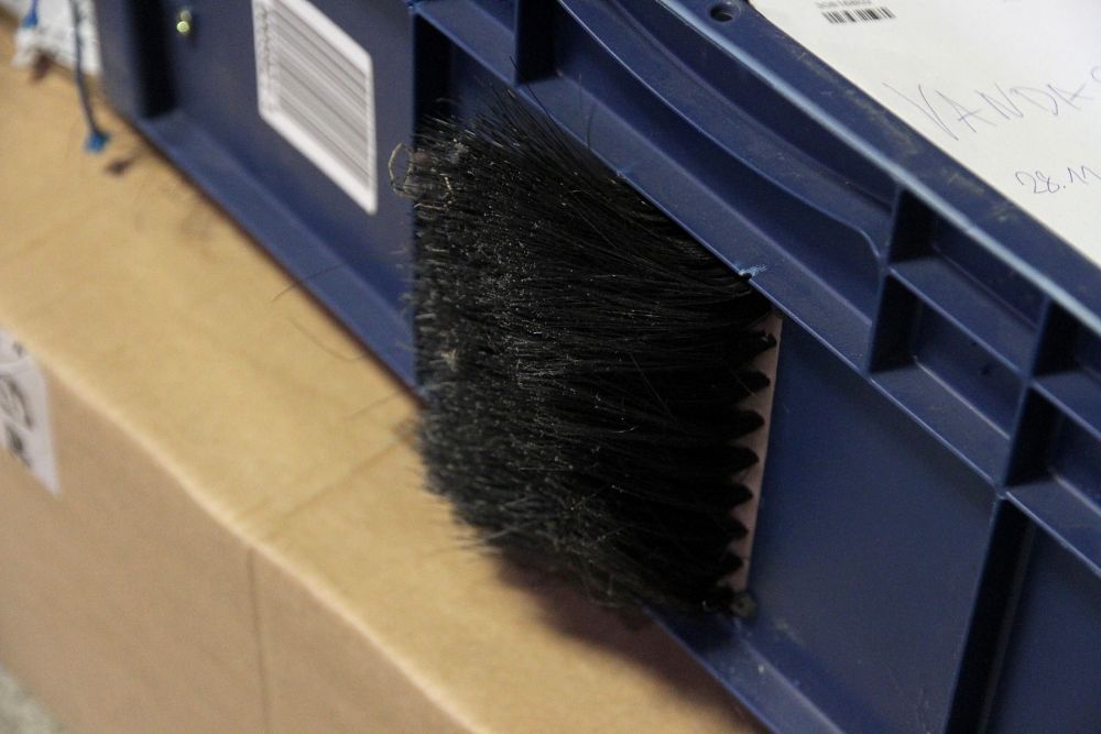 Čistota půl zdraví. I snímače čárových kódů, které zajištují, že zboží po dopravních dojede tam, kam má, potřebují čas od času zbavit prachu. Stačí když kolem nich projede přepravka se speciální kartáčovou výbavou.