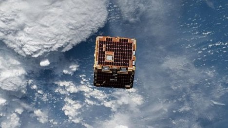 Náhledový obrázek - Oxid uhličitý brání vesmírnému odpadu sestoupit do atmosféry. Ohrožuje to satelity