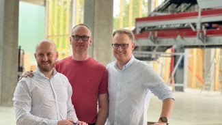 Jakub Hemerka, CEO Karo Leather Pavel Klvaňa a František Bostl
