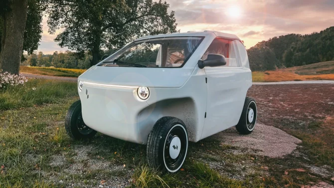 Auto jako z IKEA. Švédský startup vyrobil miniaturní elektromobil, který dodává v demontu