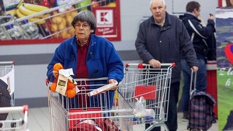 Náhledový obrázek - Novela zpomalí růst penzí polovině lidí. Babiš důchodcům slibuje 900 Kč měsíčně navíc