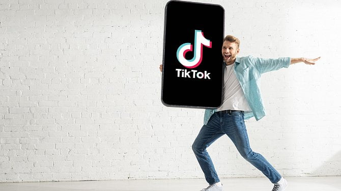 9. 1. 25 / 2x / tiktok, muž, mobil