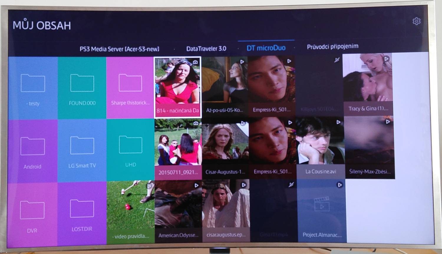 Multimedia přes USB. Jak vidíte, souborový manager je u DLNA i u USB vždy stejný, což je jen dobře a bohužel se to tak často nevidí (Panasonic)! Škoda, že se vše nedá přepnout z ikonového náhledu na prostý textový seznam.