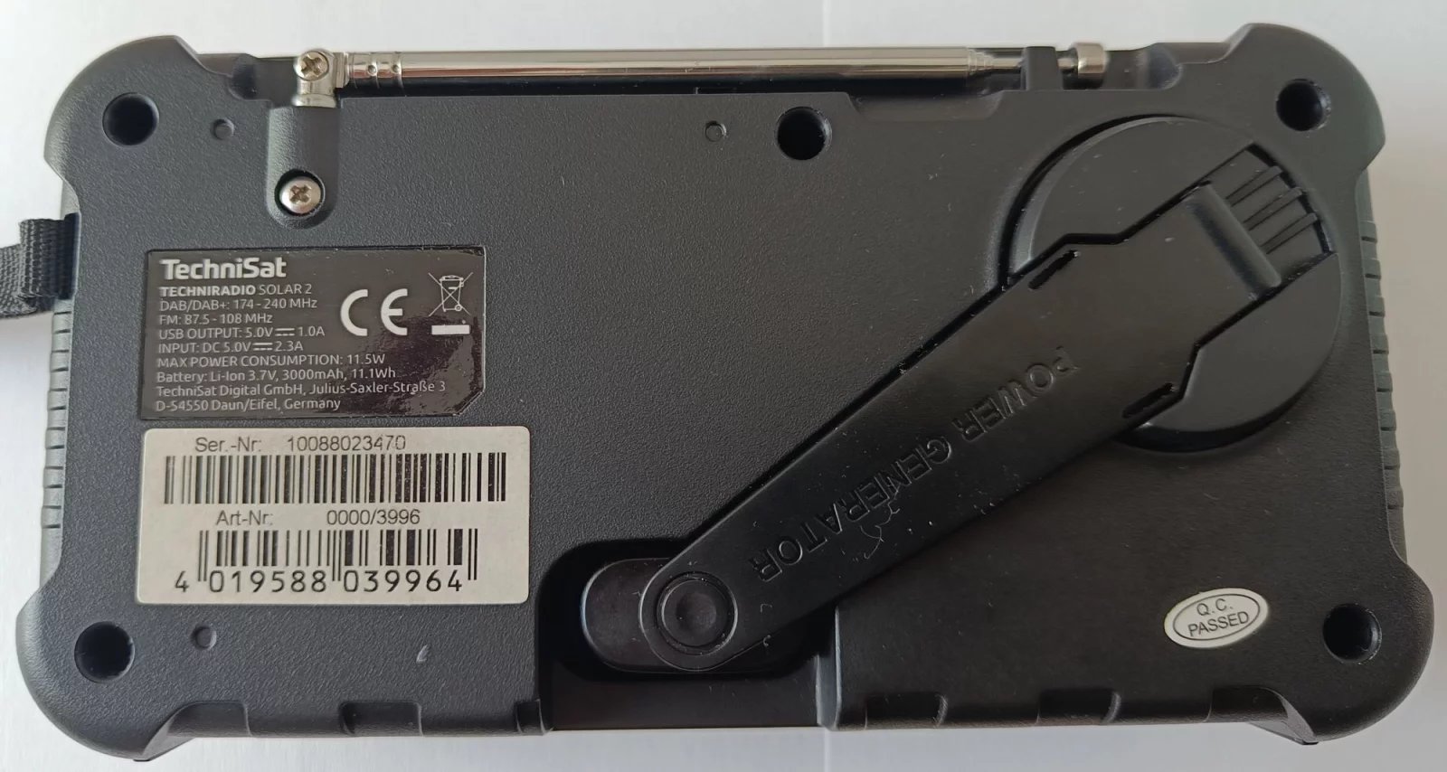 Zadní část přístroje s klikou pro dobíjení přístroje a teleskopickou anténou