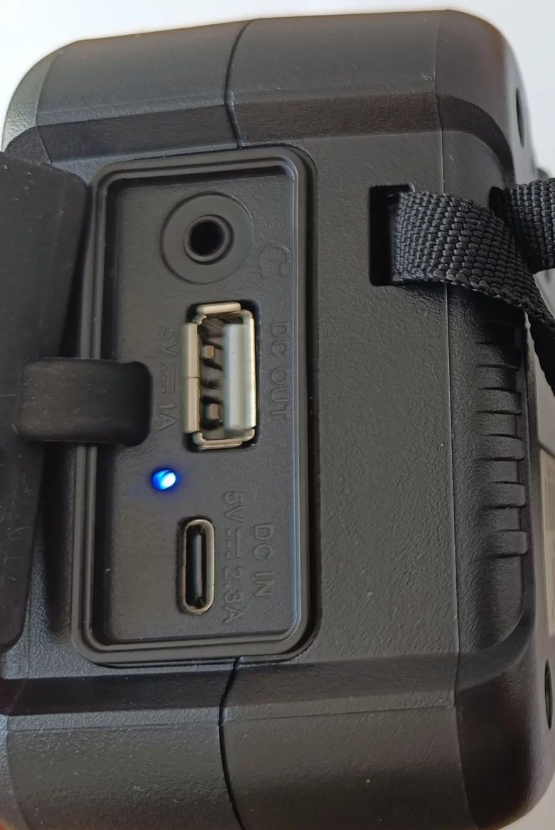 Pravá část přístroje se sluchátkovým výstupem, USB konektorem pro dobíjení přístrojů, diodou indikující dobíjení a konektorem pro nabíjení