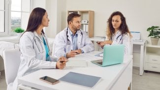 Tři lékaři se vzájemně radí, jak postupovat při léčbě pacienta