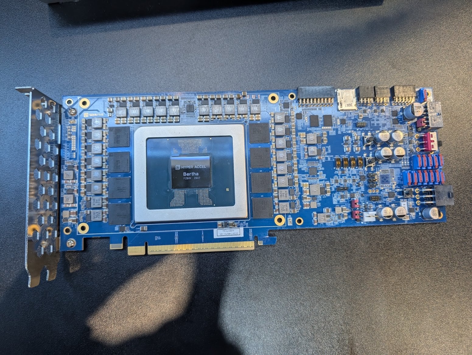 AI čip HyperAccel Bertha na kartě do serveru