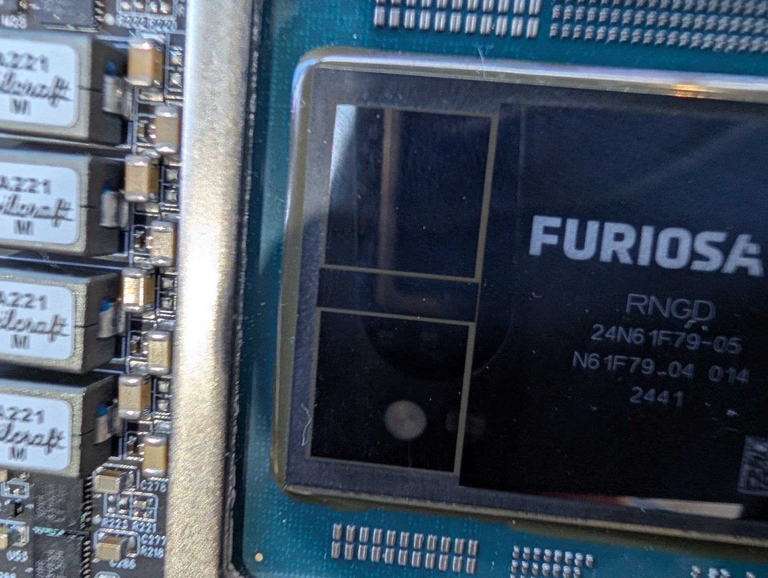 AI čip FuriosaAI RNGD na kartě do serveru
