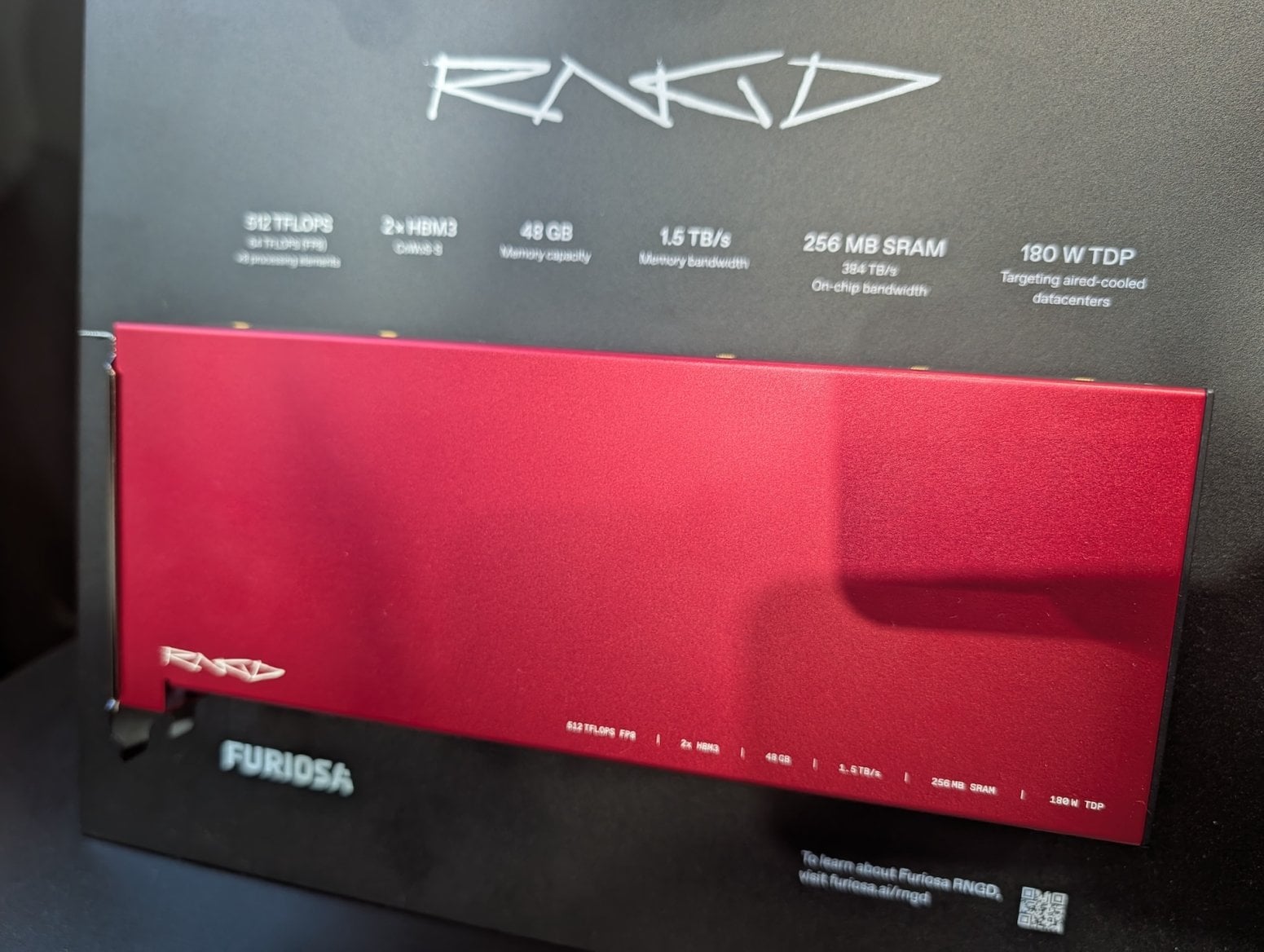 AI čip FuriosaAI RNGD na kartě do serveru