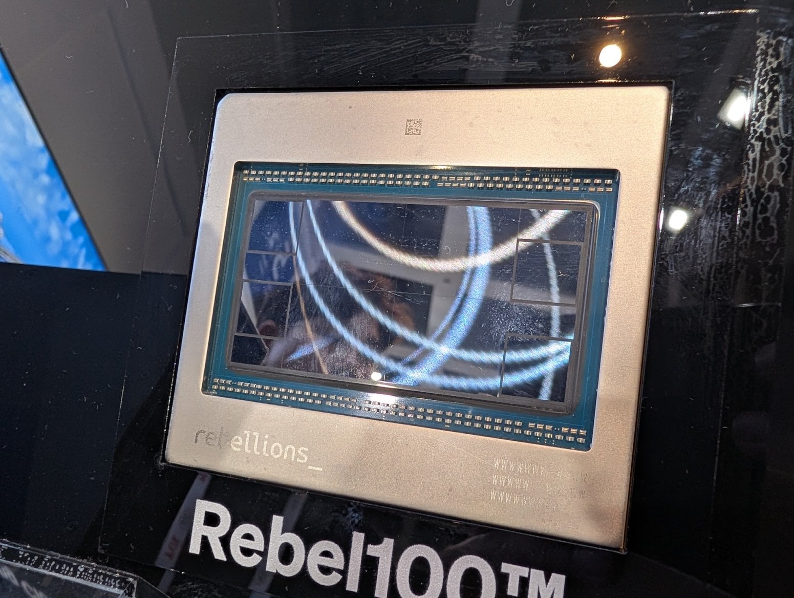 AI čip Rebellions Rebel100 na kartě do serveru