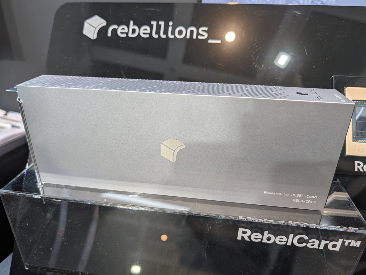 AI čip Rebellions Rebel100 na kartě do serveru