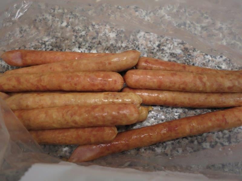 JEDNOTA, spotřební družstvo Nová Paka, Týniště nad Orlicí: Šunkové párečky - povrch výrobku byl lepkavý a oslizlý a  zapáchal po kažení. Při kontrole nebyly zjištěny nevyhovující teploty skladování tohoto výrobku. Kontrolovaná osoba nebyla schopna doložit, kdy byl obal výrobku otevřen. Na obale bylo uvedeno: Po vybalení spotřebujte do 3 dnů.