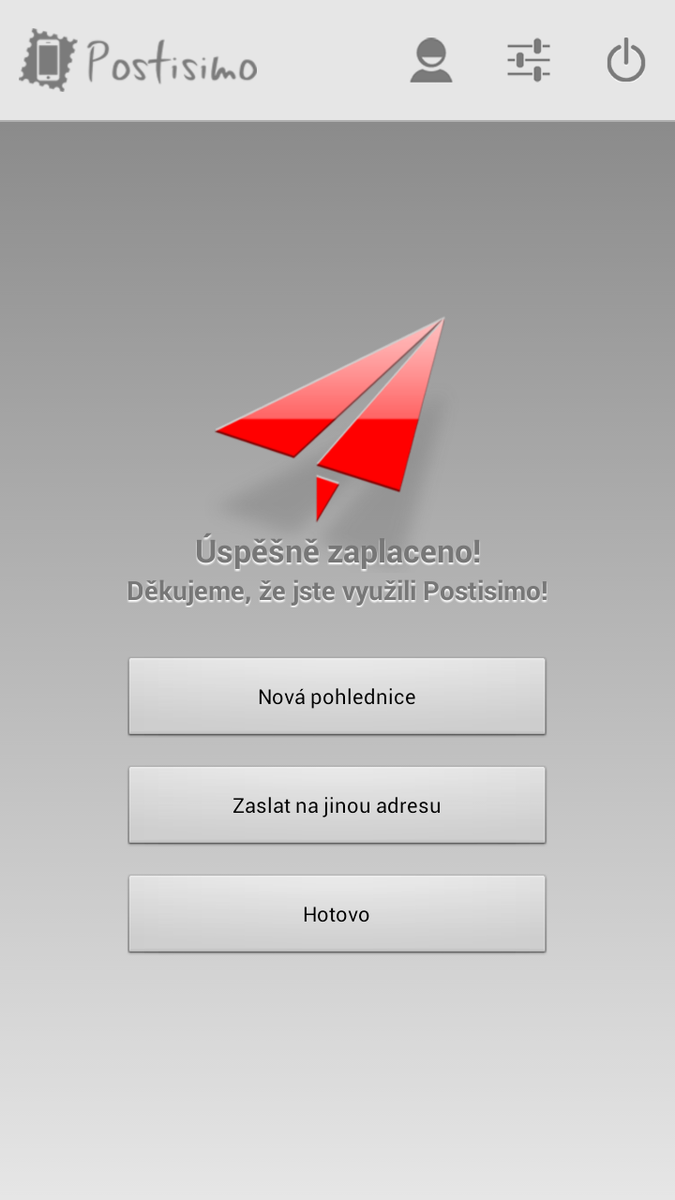 A pohled míří  adresátovi. Tedy nejdříve do tiskárny a pak k pošťákovi. 
