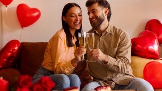 Muž a žena slaví Valentýna