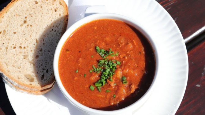 Gulášová polévka s chlebem