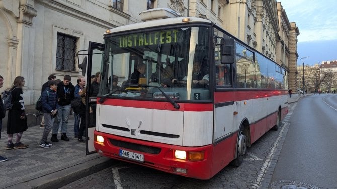 Už nikdy nezaplatím za AI, agresivní boti na webu, matematika Bitcoinu. Přednášky z InstallFestu jsou zdarma online